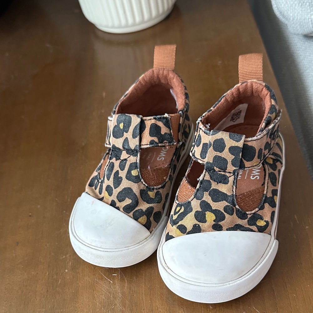 Tom’s Leopard Print Kids Shoes size 5